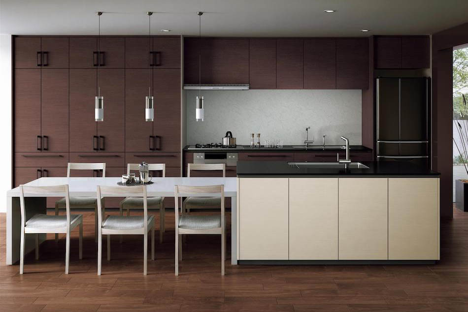 リフォーム後の綺麗なダイニングキッチンの画像です